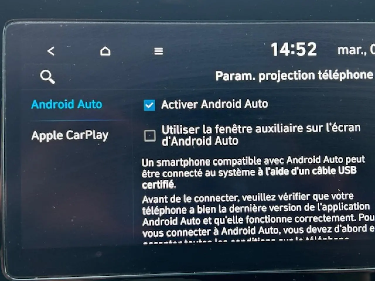 Écran tactile du système multimédia Hyundai Tucson 2022 affichant les options Android Auto et Apple CarPlay activables.
