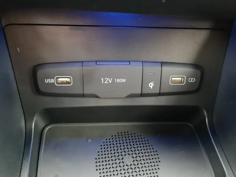 Gros plan sur les ports USB, prise 12V et chargeur sans fil du Hyundai Tucson blanc polaire 2022 N-Line.