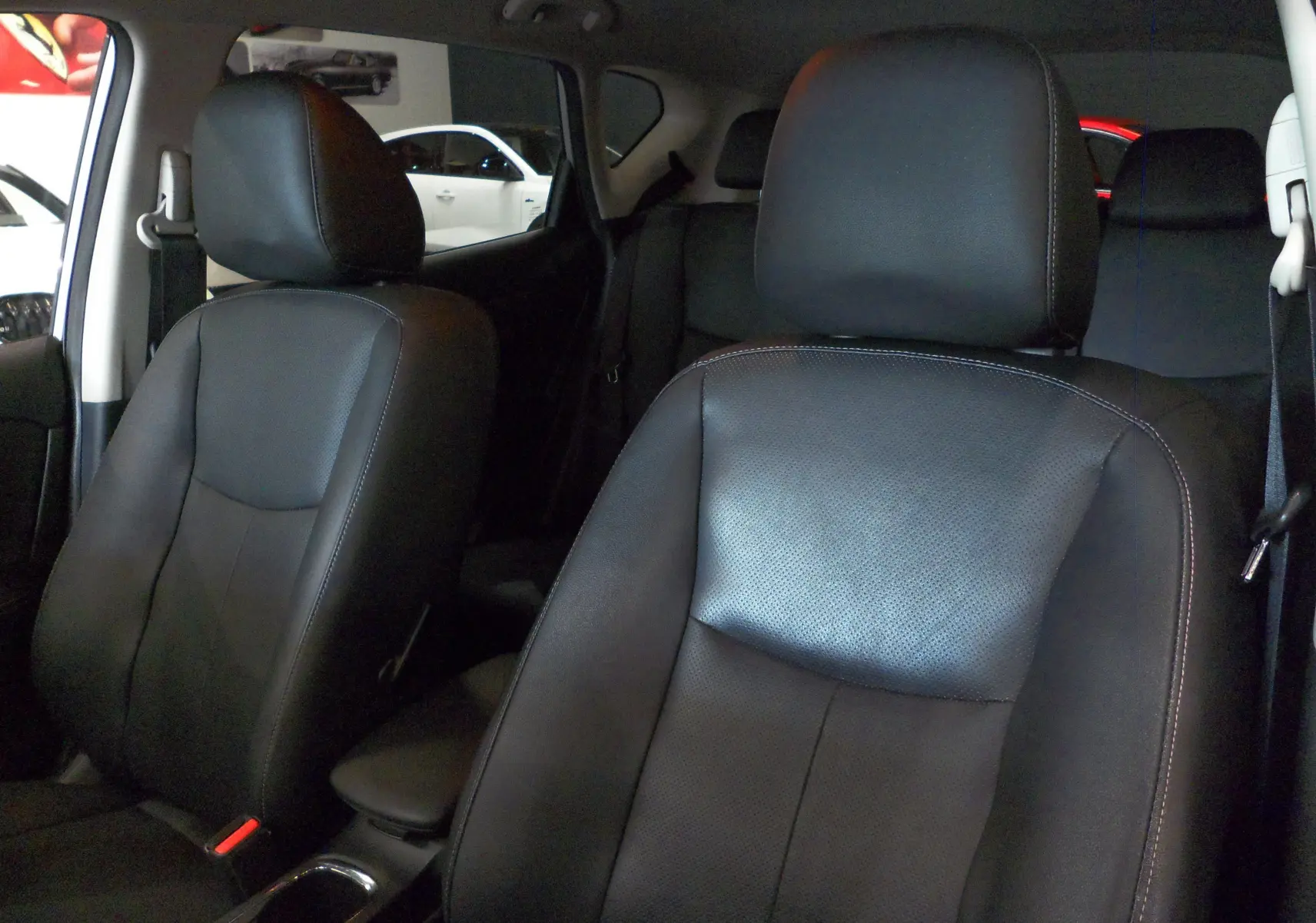 Gros plan sur les sièges avant en cuir noir de la Nissan Pulsar 2019, intérieur spacieux et moderne.