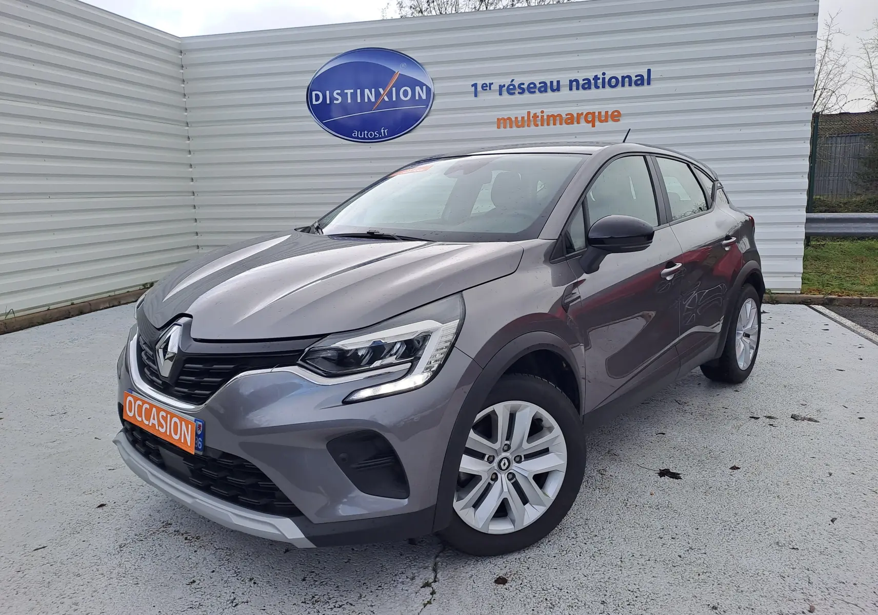 Renault Captur 1.6 E-Tech Hybrid 145ch Business gris cassiopée métal, vue 3/4 avant droit avec jantes alliage.