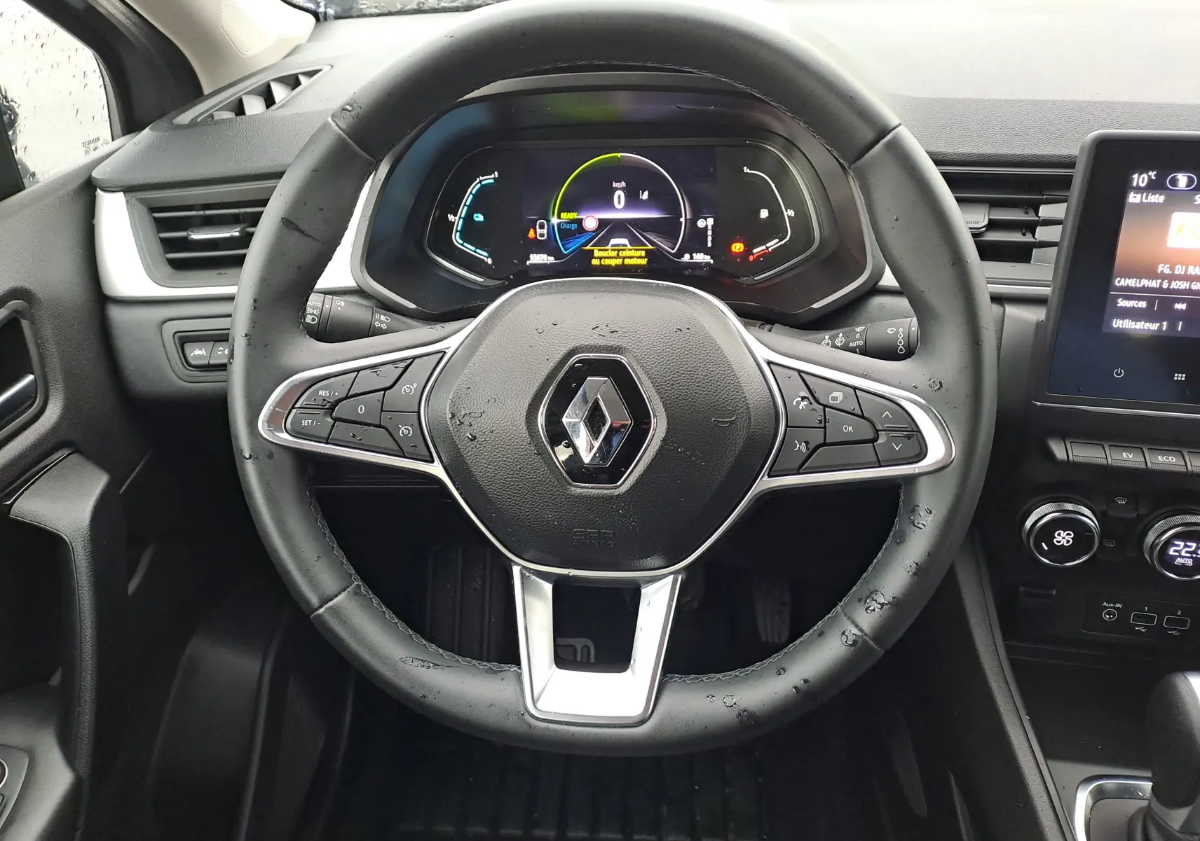 Vue centrée sur le volant noir du Renault Captur 1.6 E-Tech Hybrid 2022 avec tableau de bord numérique et commandes intégrées.