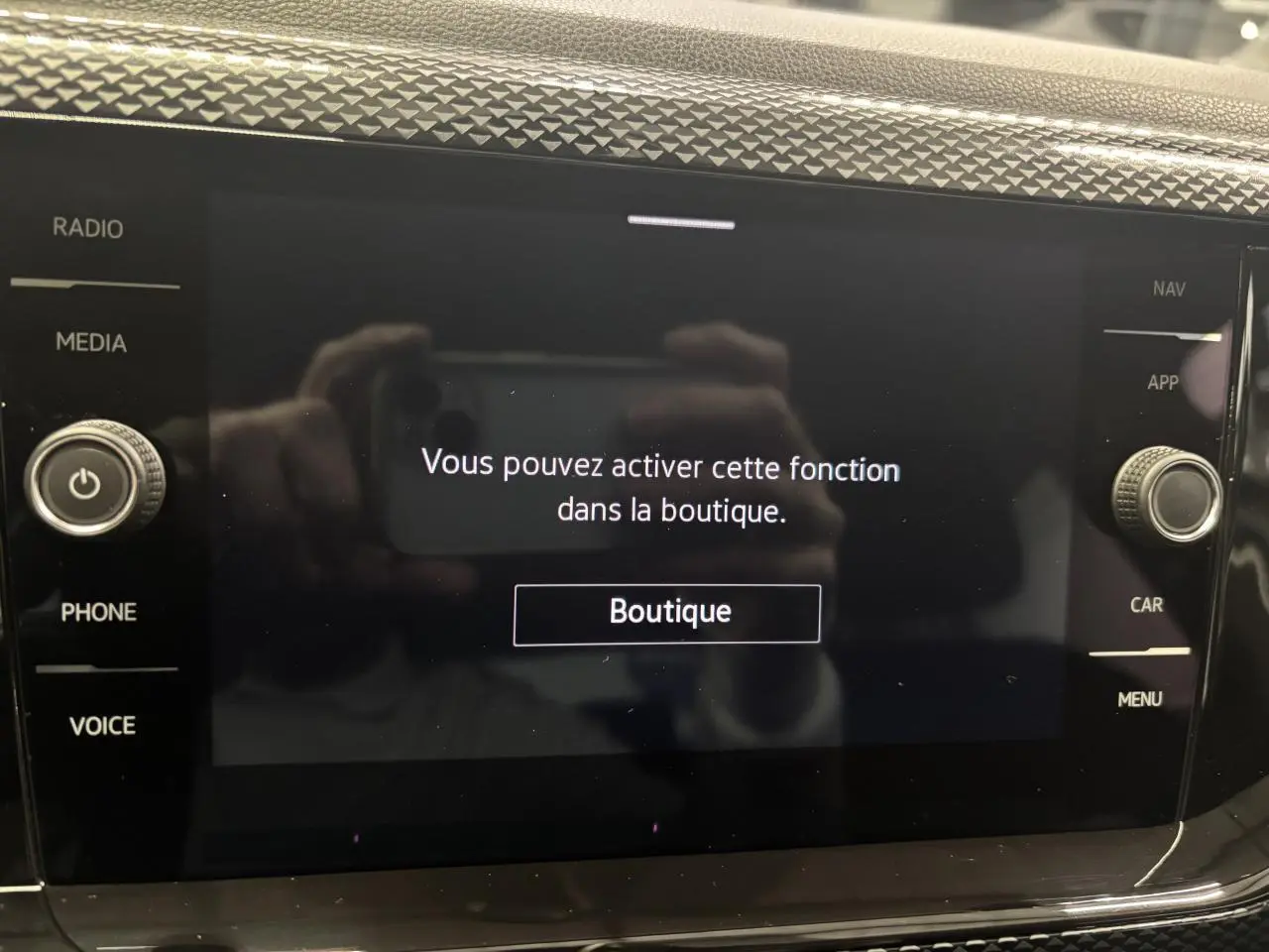 Écran tactile central du Volkswagen Taigo 2023 affichant un message d'activation de fonction dans la boutique.