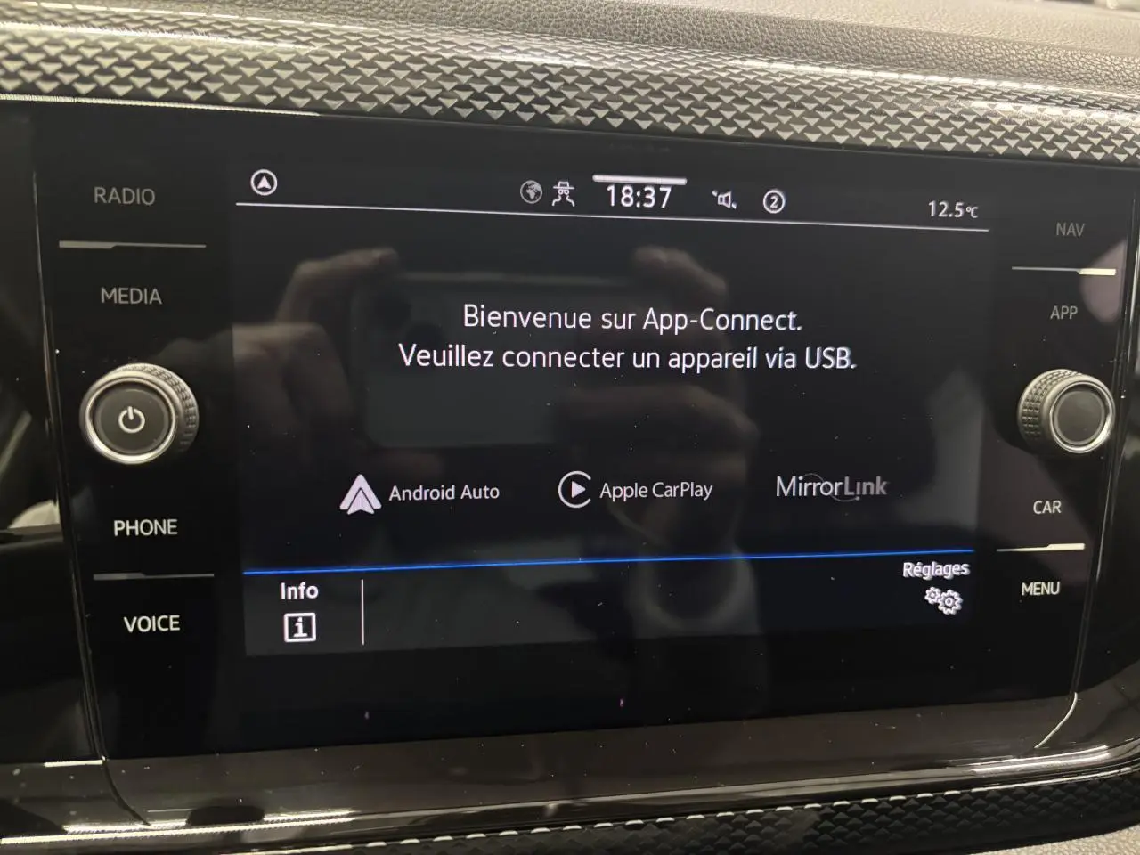 Écran tactile central du Volkswagen Taigo blanc 2023 affichant l'interface App-Connect avec options USB.