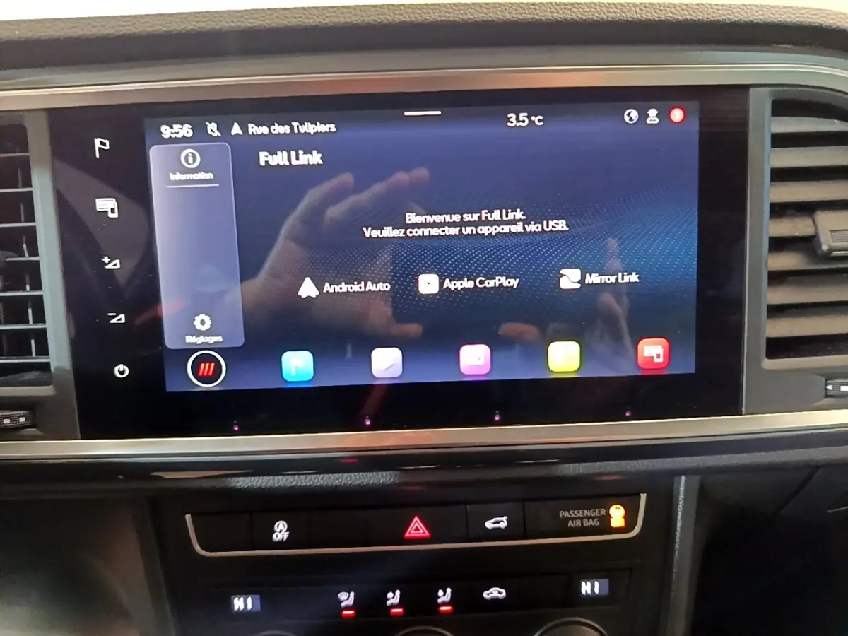 Écran tactile central 9,2 pouces du SEAT Ateca gris clair, affichant l'interface Full Link avec options connectivité.