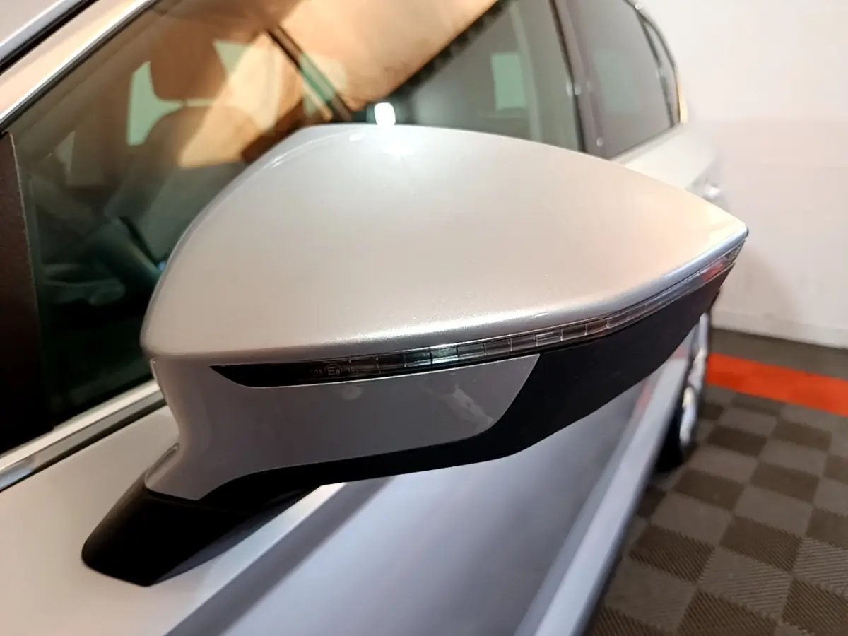 Rétroviseur côté gauche gris clair du SEAT Ateca 2022 avec clignotant intégré, vue rapprochée en intérieur.