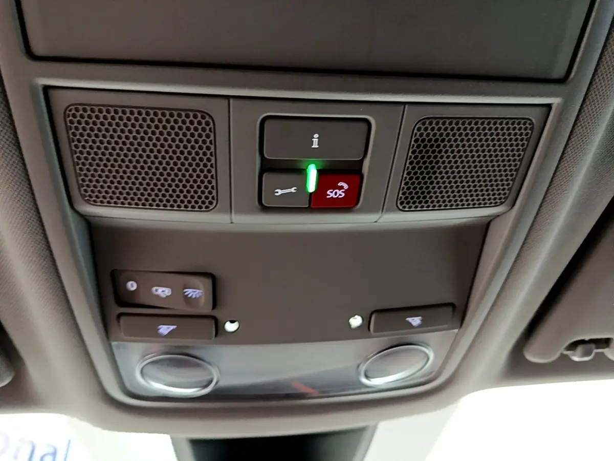 Vue en gros plan du plafonnier gris clair du SEAT Ateca 2022 avec boutons SOS et éclairages intégrés.