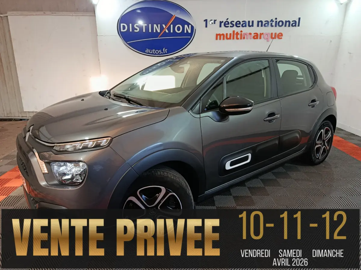 Citroën C3 BlueHDi 100 gris foncé vue 3/4 avant droit, avec protections latérales noires et jantes stylisées.