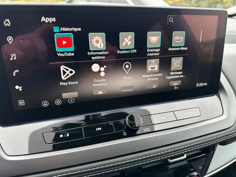 Écran tactile central du Nissan Qashqai Hybrid e-POWER 2025 avec interface multimédia et commandes de volume en gros plan.