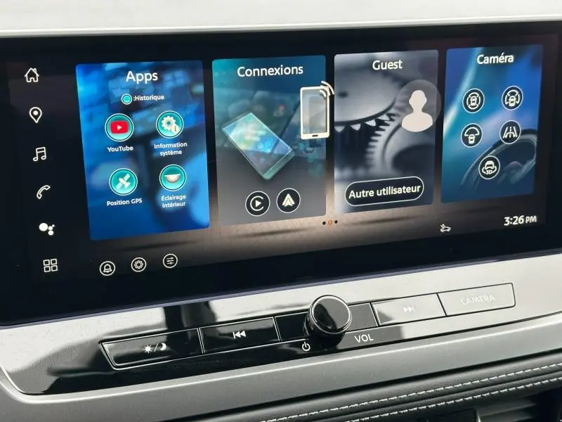 Tableau de bord du Nissan Qashqai Hybrid e-POWER 2025 avec écran tactile large affichant apps, connexions et caméra, finition moderne noire.