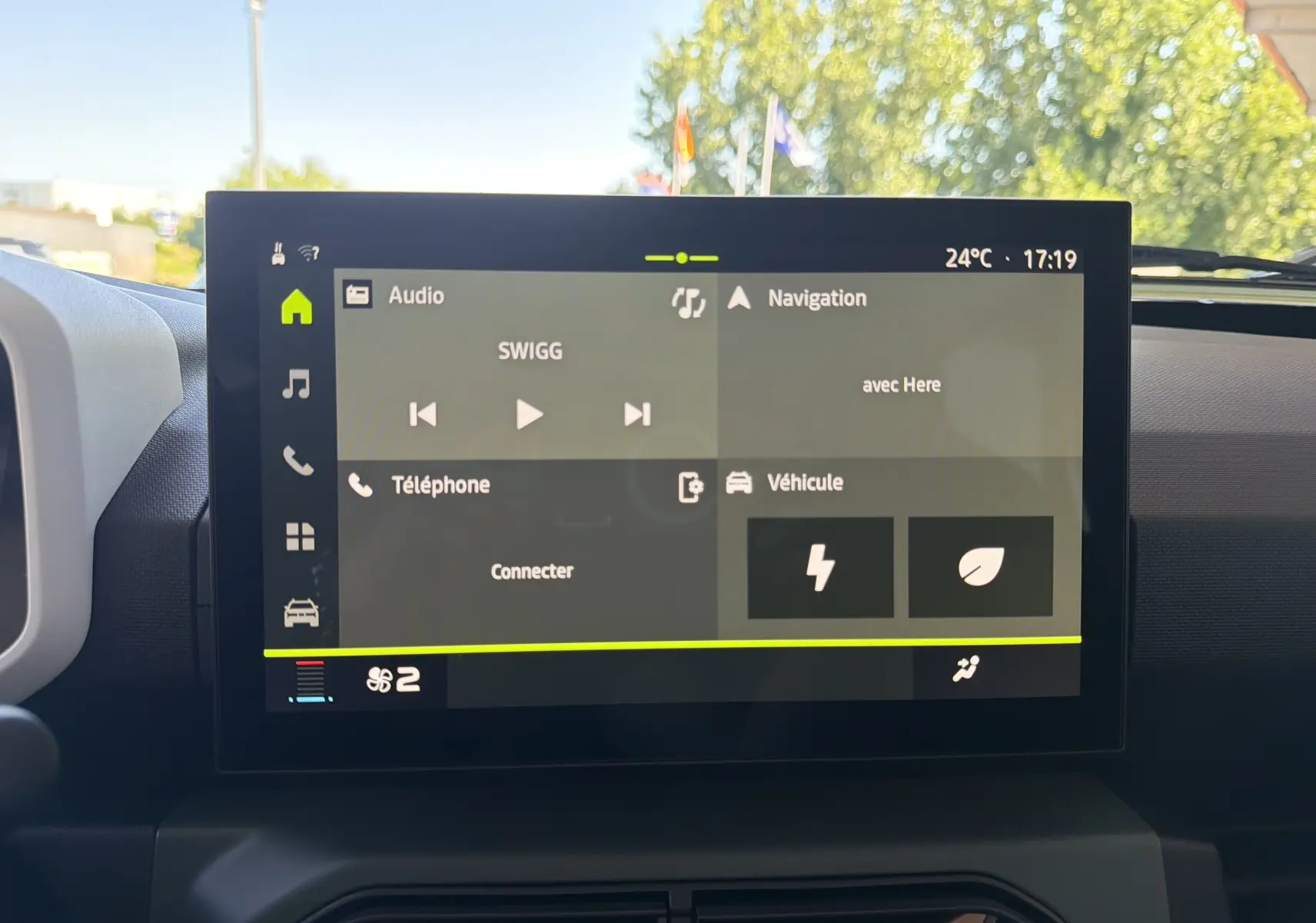 Écran tactile central de la Dacia Spring 65 Extreme beige Safari, affichant les menus audio, navigation et véhicule.