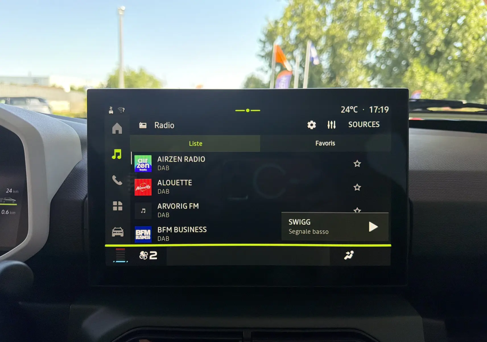 Écran tactile central du tableau de bord du Dacia Spring 65 Extreme 2026 affichant les stations radio DAB.