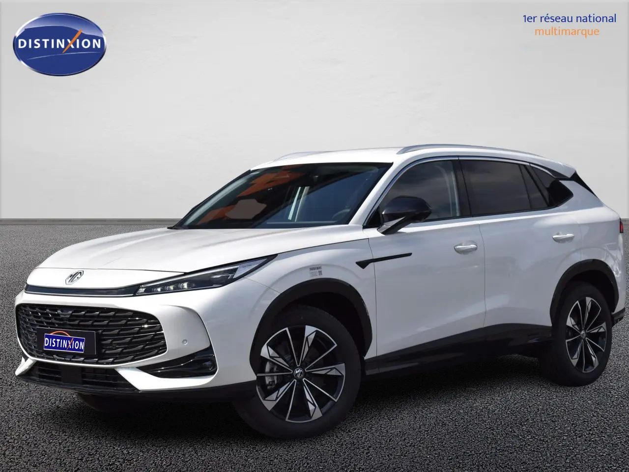 Vue 3/4 avant d’un SUV MG EHS blanc avec calandre noire et jantes alliage au design moderne.