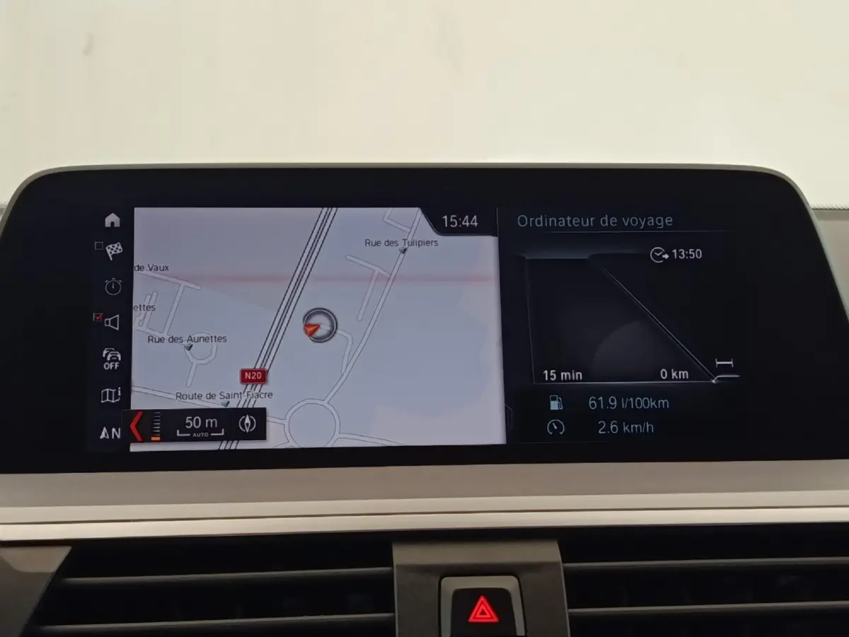 Affichage écran central intérieur BMW X3 2020 gris clair, navigation 3D et ordinateur de voyage visible.