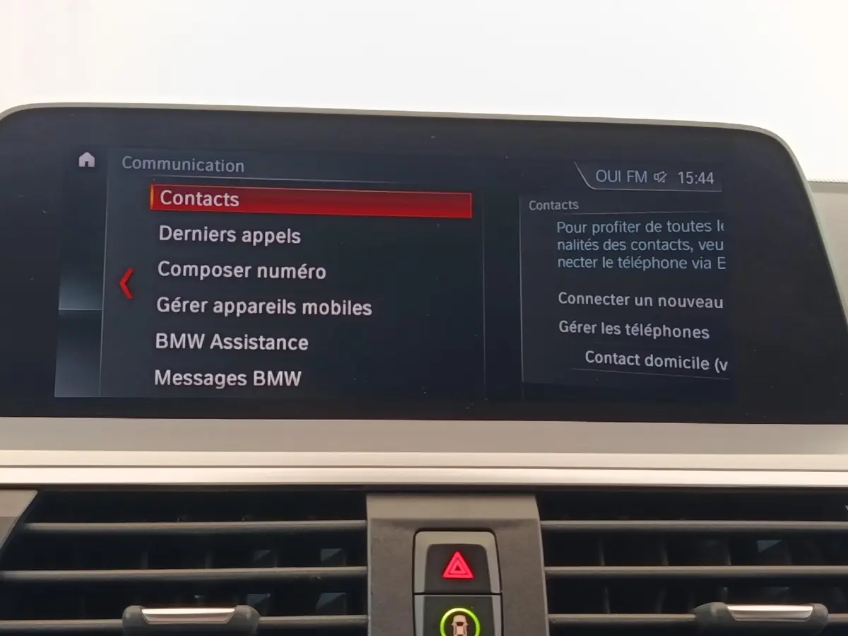 Écran central intérieur de BMW X3 2020 affichant le menu communication avec options contacts et appels.