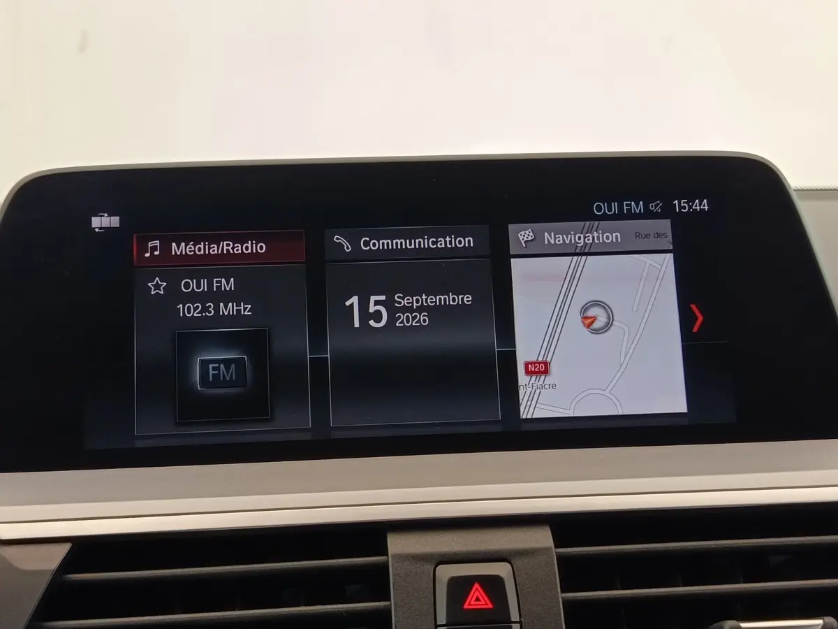 Écran central de navigation et multimédia de BMW X3 gris clair, vue intérieure frontale du tableau de bord.