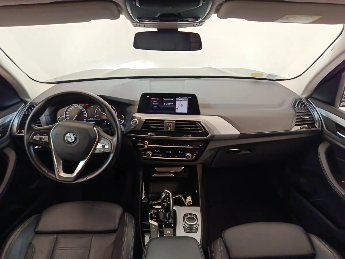 Vue intérieure avant du tableau de bord et volant cuir alu multifonctions de la BMW X3 gris clair 2020 xDrive20d.