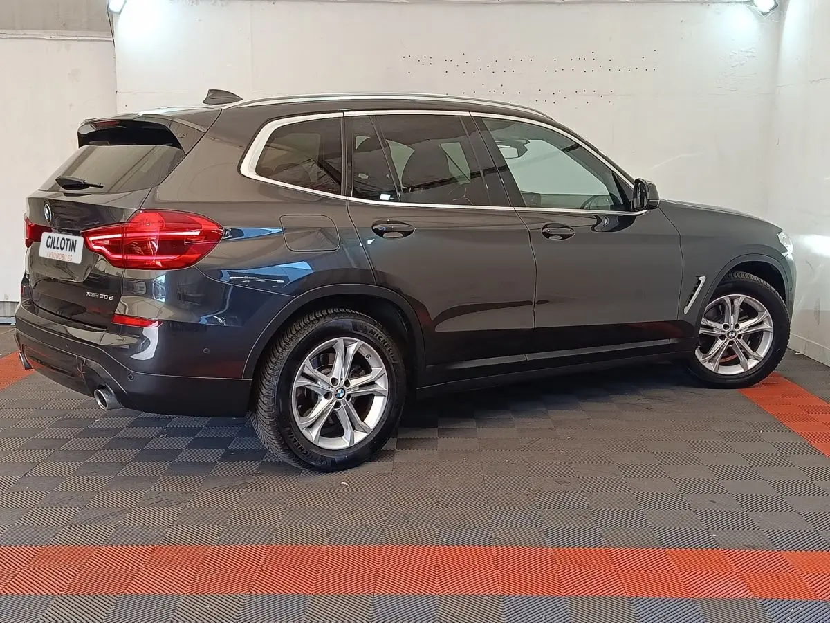 BMW X3 xDrive20d gris clair vu de profil droit, avec jantes alliage et feux arrière LED visibles.