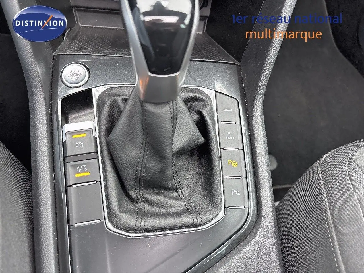 Gros plan sur la console centrale du Volkswagen Tiguan 1.4 e-Hybrid 2022 avec levier de vitesses et boutons de contrôle.