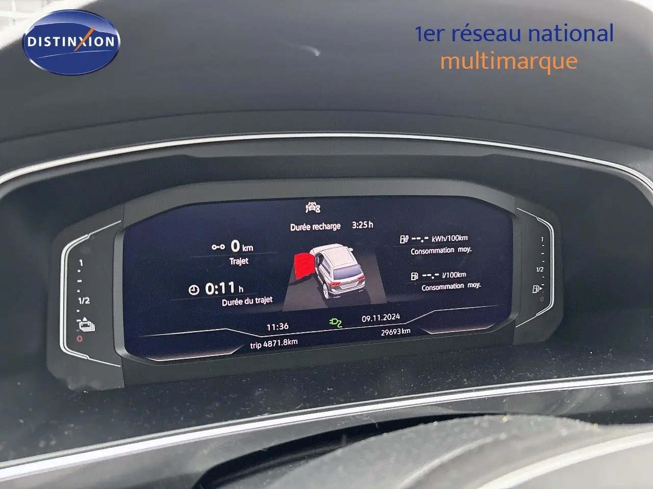 Tableau de bord numérique du Volkswagen Tiguan 1.4 E-HYBRID 245CH affichant la recharge et la porte arrière gauche ouverte.
