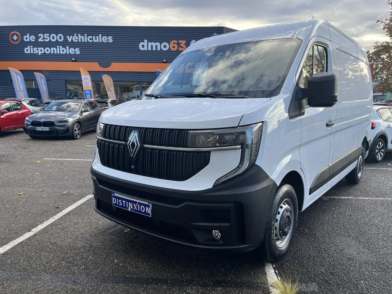 Renault Master blanc en 3/4 avant droit, fourgon avec calandre noire et pare-chocs noir mat visible en extérieur.