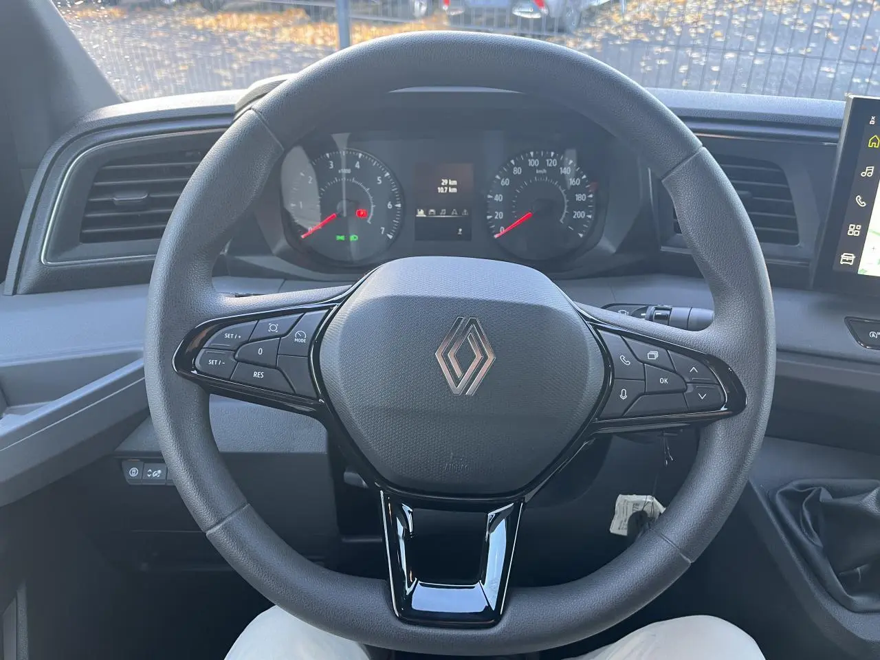 Volant noir avec logo Renault au centre, tableau de bord digital et commandes intégrées dans l'habitacle du Master 2025.
