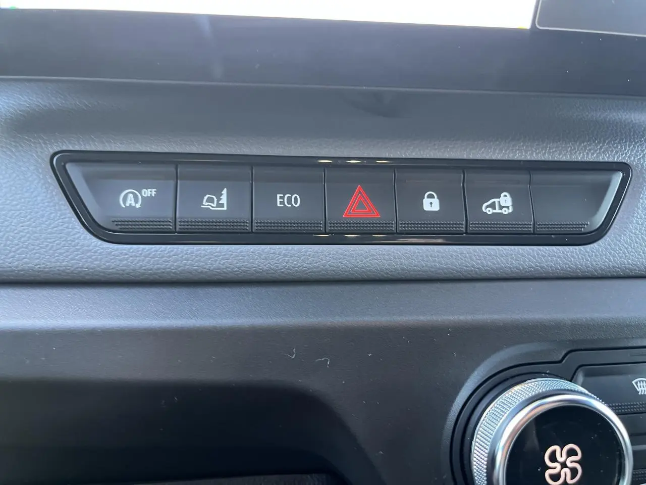 Boutons de commande du tableau de bord du Renault Master blanc, avec alerte de danger et mode ECO visibles.