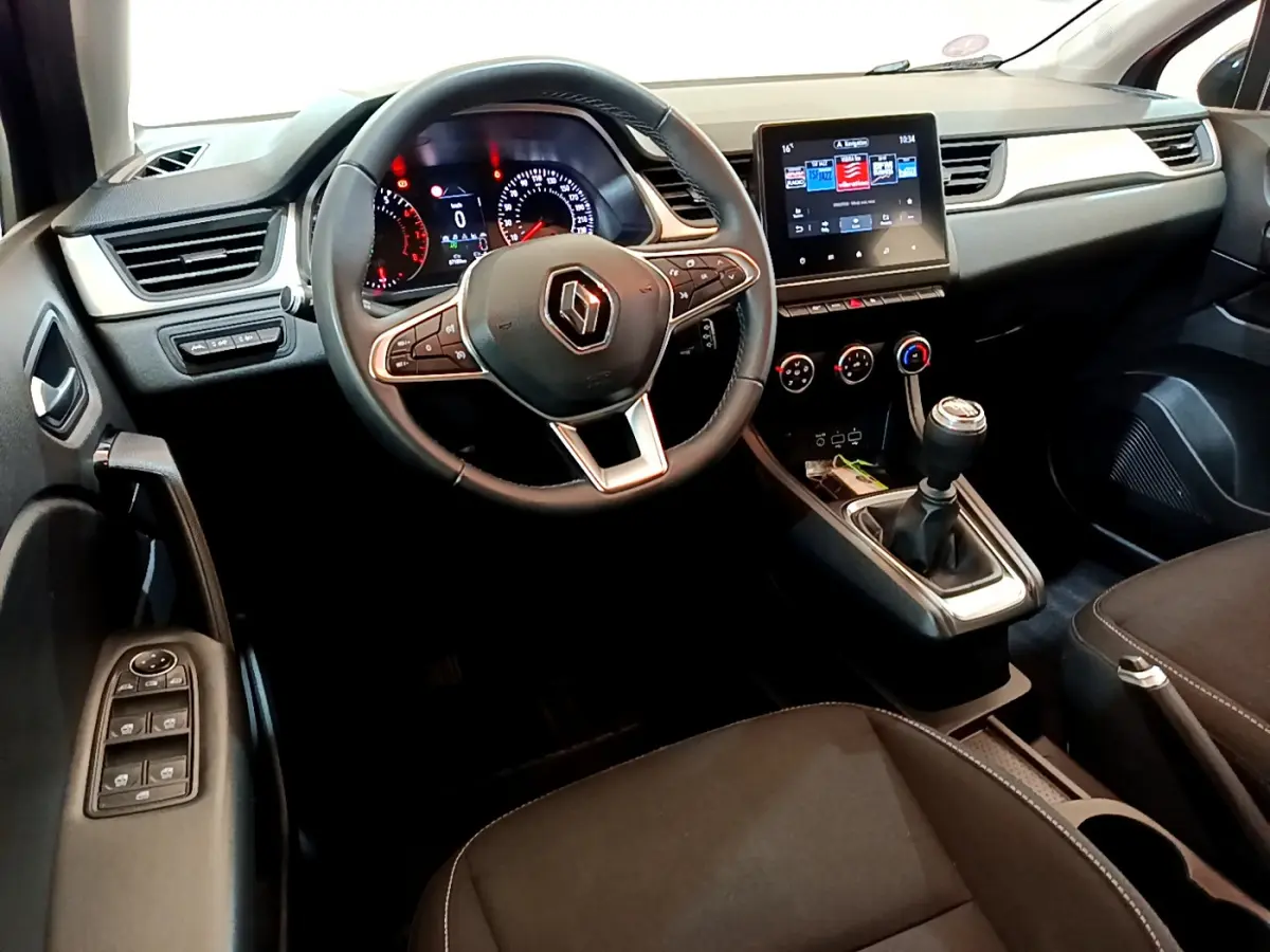 Intérieur noir du Renault Captur Business 2021 vu côté conducteur, volant multifonctions et écran tactile central.