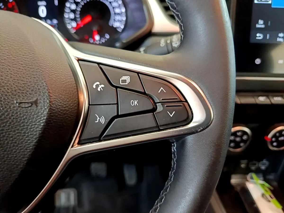 Gros plan sur les commandes multifonctions côté droit du volant noir du Renault Captur Business TCe 90 2021.