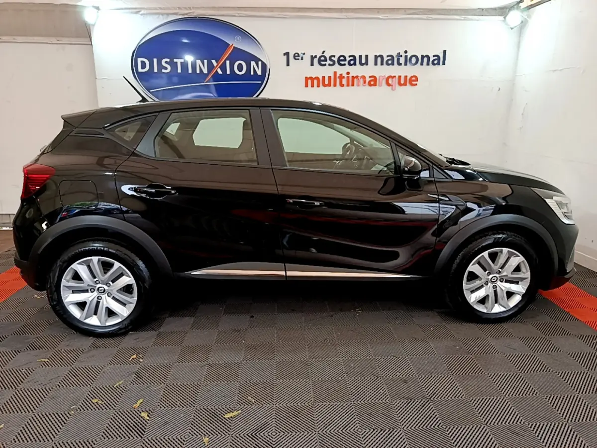 Profil droit d'un Renault Captur Business noir 2021, avec jantes argentées et poignées de porte ton caisse.