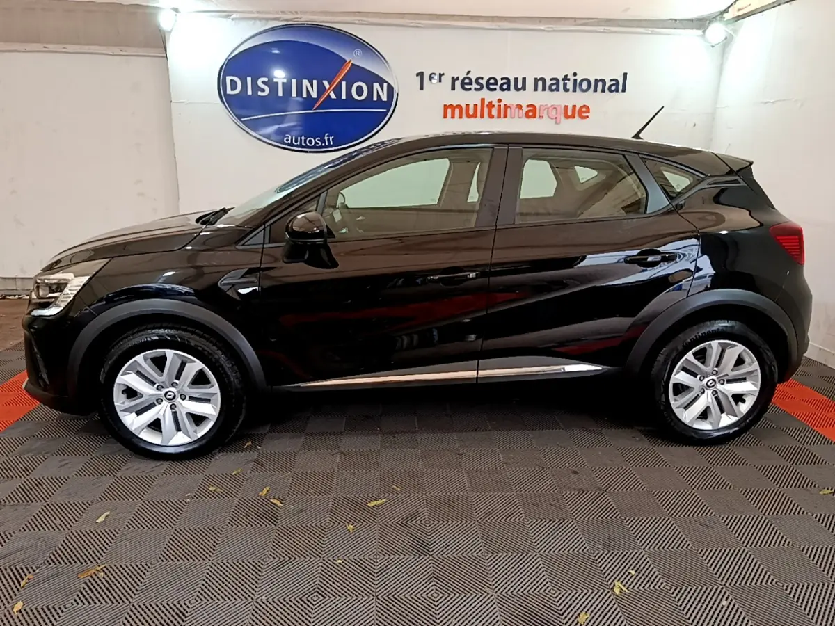 Profil côté gauche d'un Renault Captur Business noir 2021, avec jantes alliage et poignées de porte ton caisse.