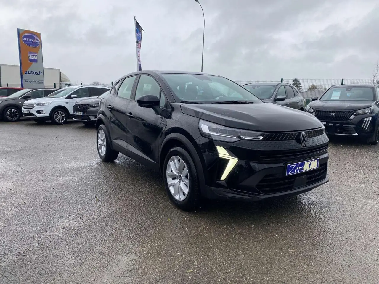 Renault Captur noir étoilé en 3/4 avant droit, avec feux LED en forme de V et calandre noire brillante.