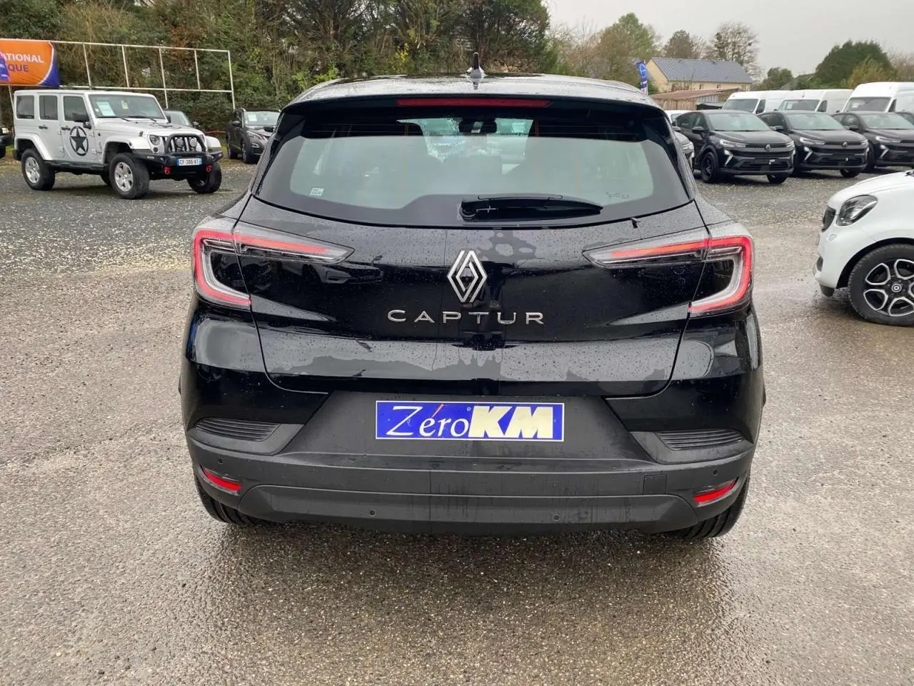 Vue arrière d'un Renault Captur noir étoilé 2025 avec feux LED et plaque d'immatriculation Zero KM visible.