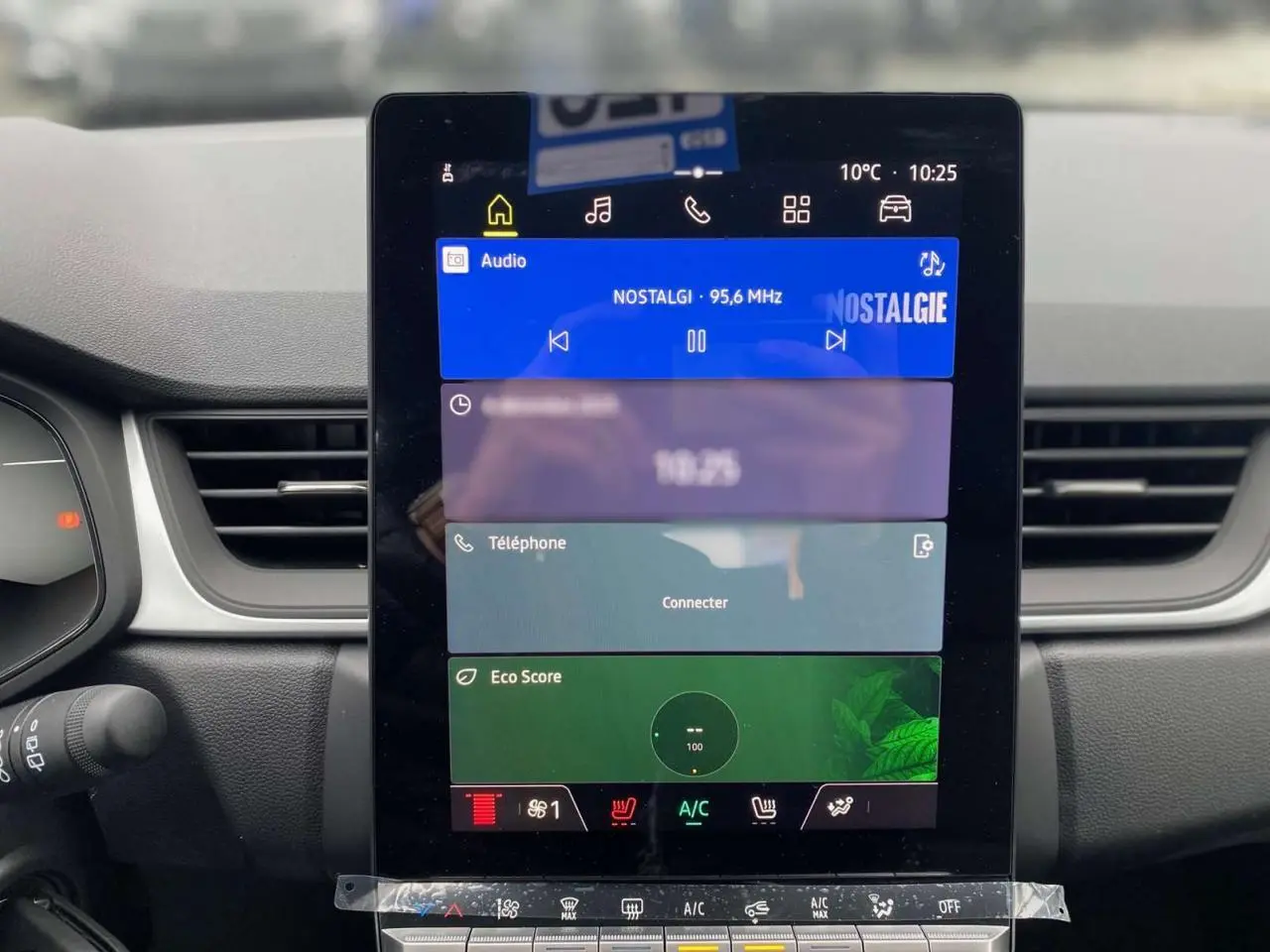 Vue rapprochée de l’écran tactile central du tableau de bord du Renault Captur 2025, affichage multimédia coloré.