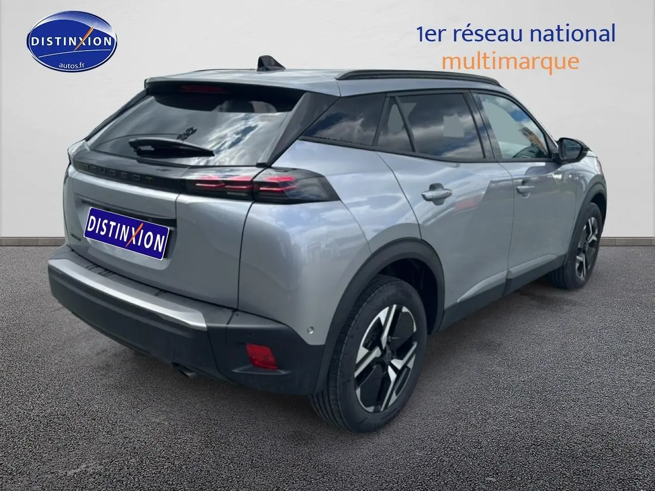 Vue 3/4 arrière droite d'un Peugeot 2008 gris artense avec jantes alu et feux arrière LED distinctifs.