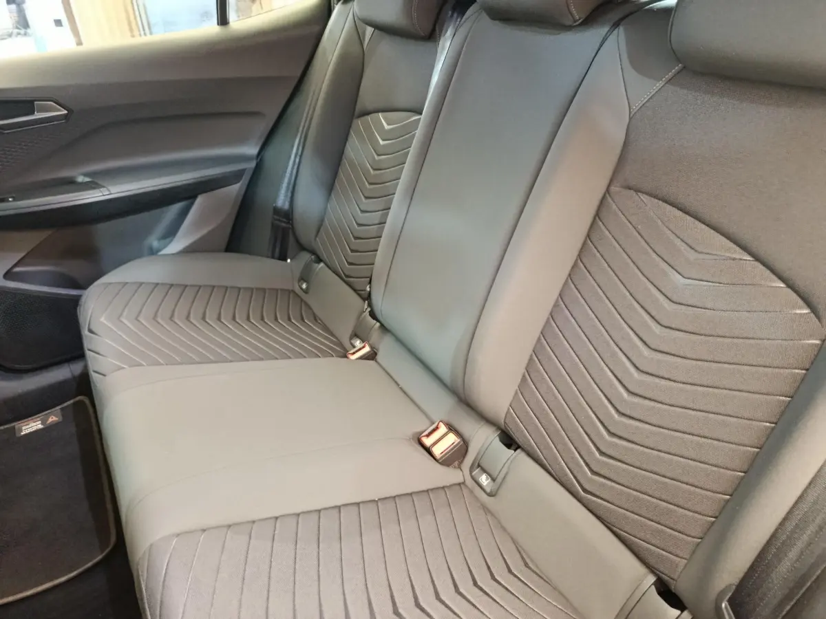 Vue intérieure côté droit sur la banquette arrière grise au design texturé du CUPRA BORN 230ch 2023.