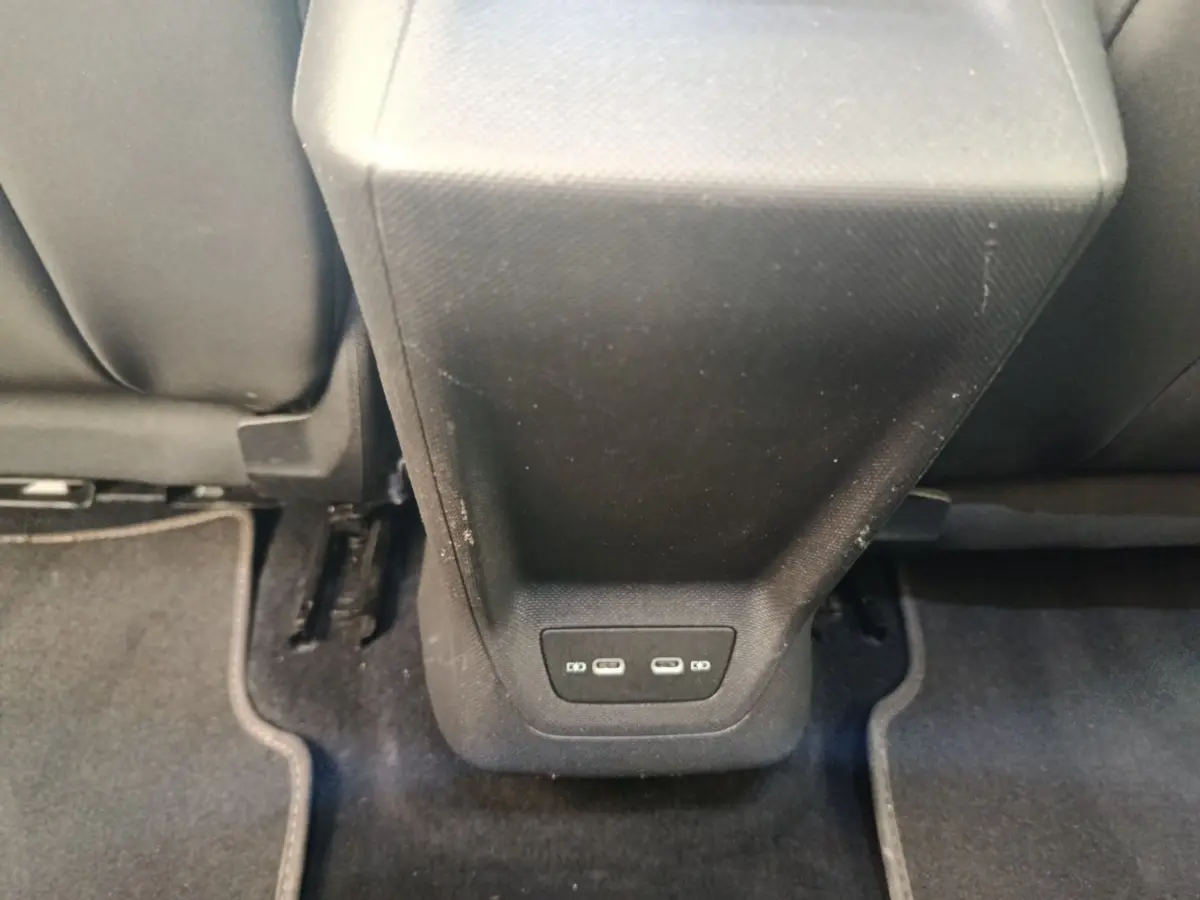 Prise USB arrière double vue de près sur la console centrale du CUPRA BORN gris foncé 2023.