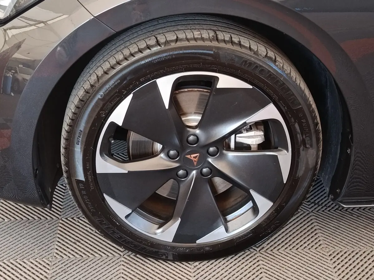 Gros plan sur la roue avant droite gris foncé du CUPRA Born 230ch avec jante noire et argentée au design moderne.