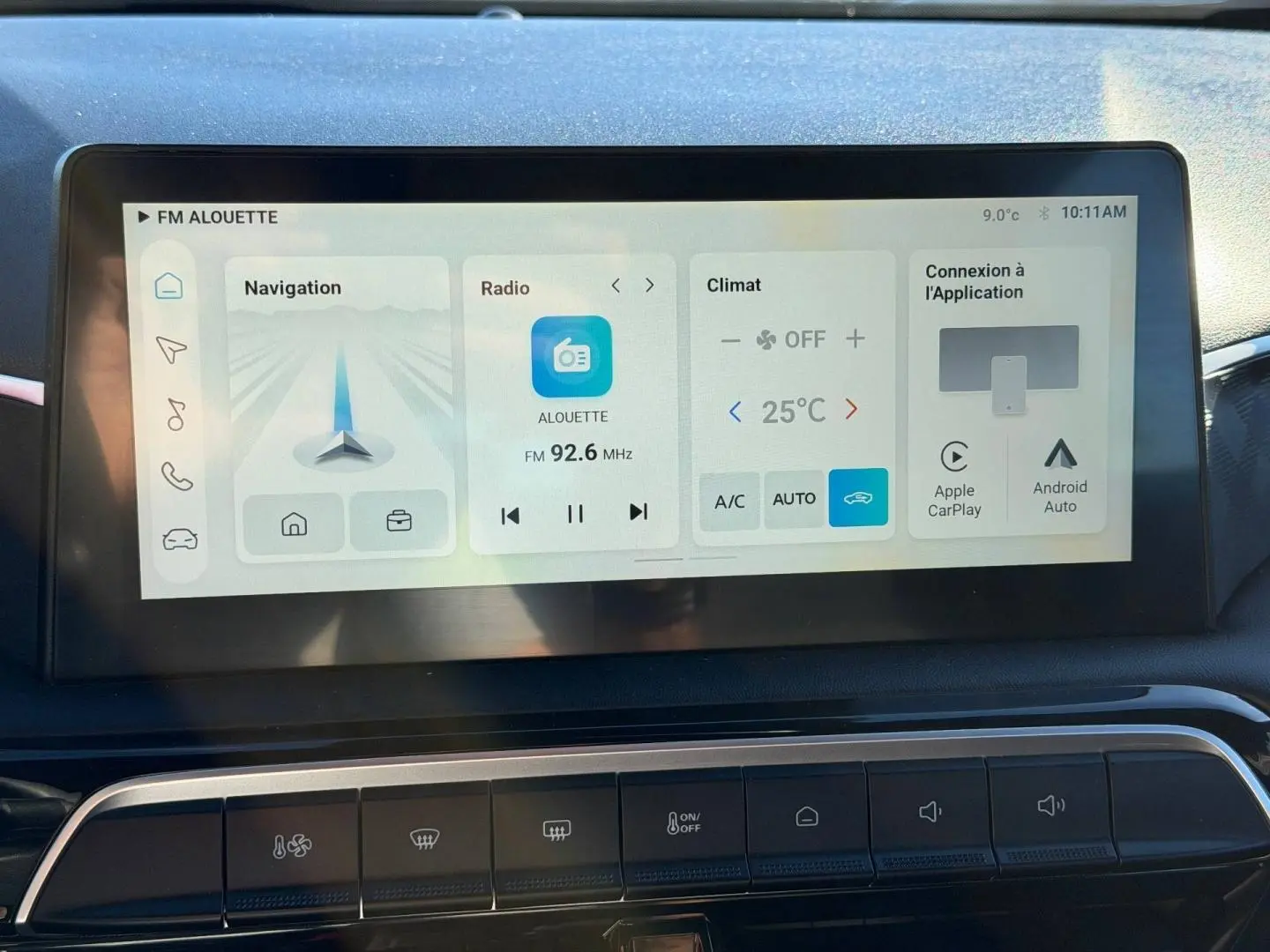 Écran tactile central du tableau de bord du MG3 1.5 Hybrid+ 195ch Comfort affichant navigation et climatisation.