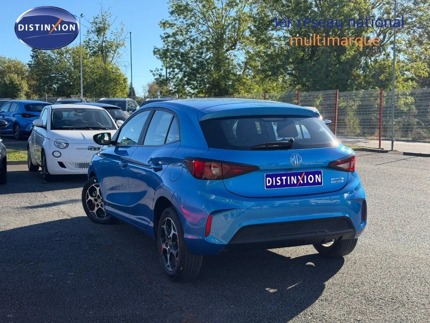 Vue 3/4 arrière droite du MG3 1.5 Hybrid+ 195ch Comfort en Como Blue métallisé, avec jantes alu et feux arrière LED.