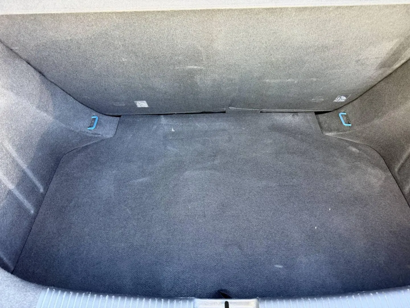 Coffre vide vu de dessus du MG3 1.5 Hybrid+ 195ch Comfort en Como Blue métallisé, intérieur noir.