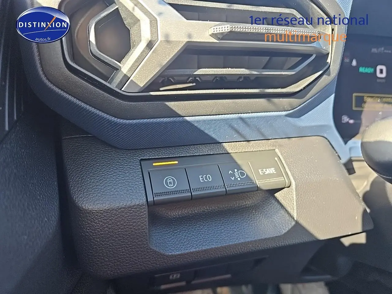 Boutons de commande du mode eco et e-save sur la console intérieure du Dacia Duster 2025 brun terracotta.