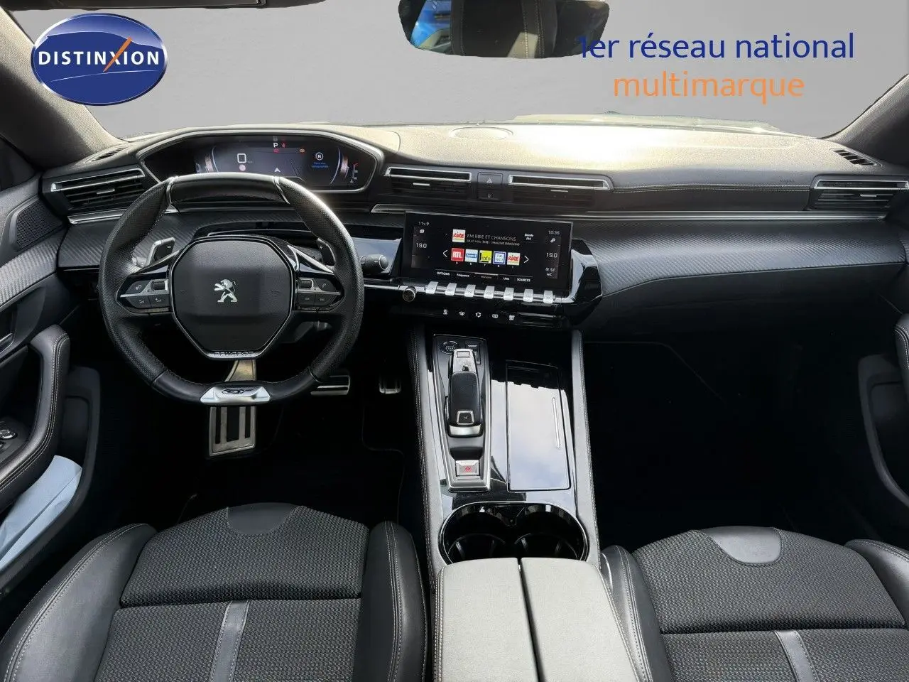 Intérieur noir de la Peugeot 508 II 1.5 BlueHDi 130 GT 2023, vue frontale sur le tableau de bord et volant compact.