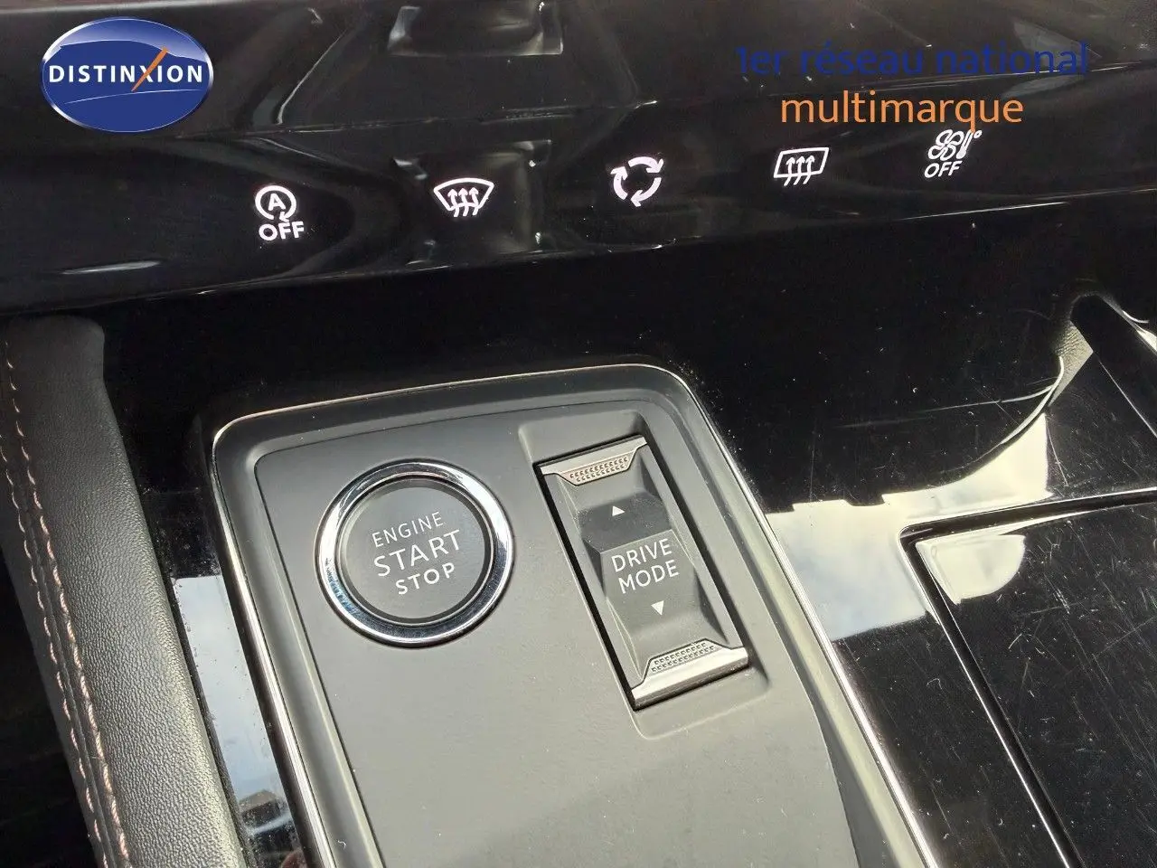 Gros plan sur la console centrale du Peugeot 508 gris platinium, montrant le bouton Start/Stop et la commande Drive Mode.