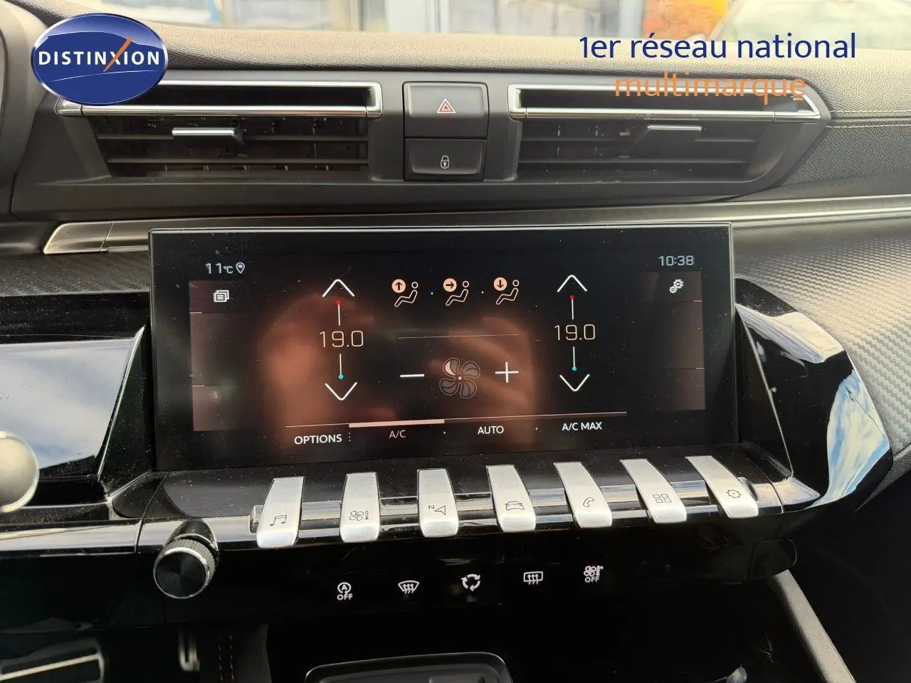 Écran tactile central de la Peugeot 508 gris platinium 2023 affichant la climatisation à 19°C en mode automatique.