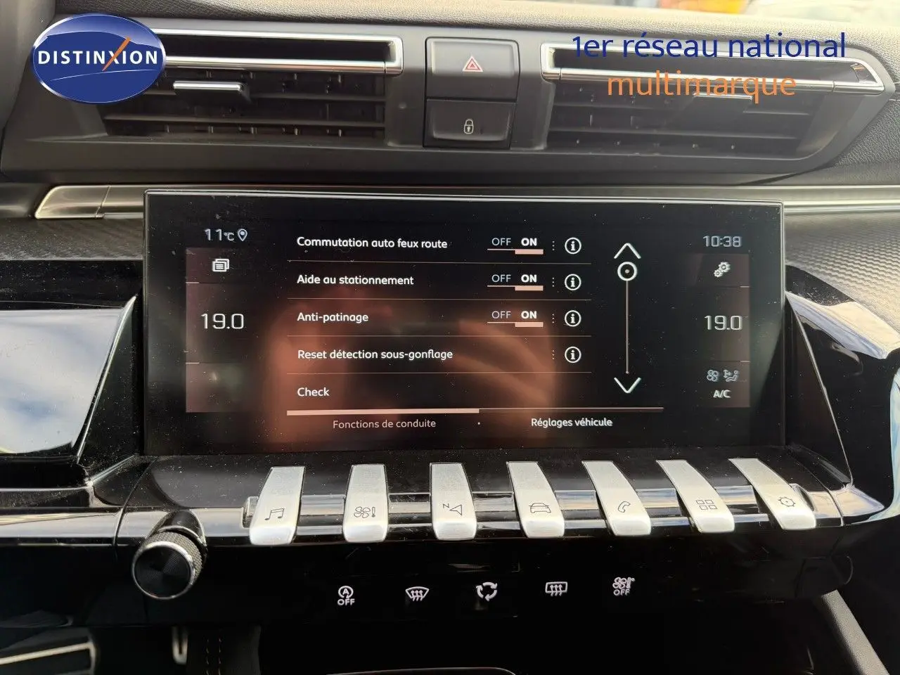 Écran tactile central de la Peugeot 508 gris platinium 2023 montrant les réglages d’aide à la conduite.