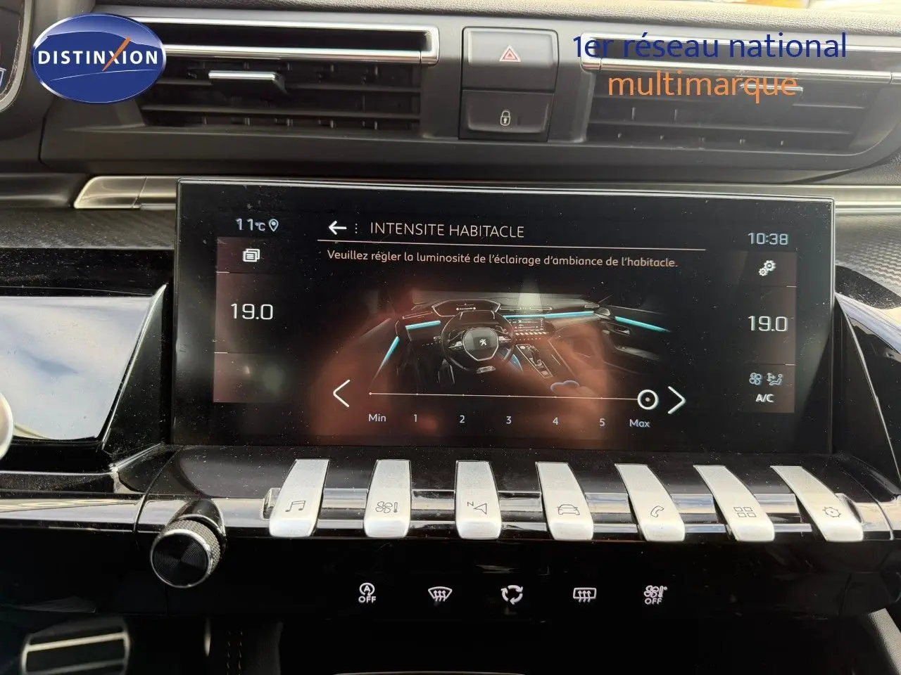 Écran tactile central de la Peugeot 508 gris platinium 2023 montrant le réglage de l'intensité lumineuse de l'habitacle.