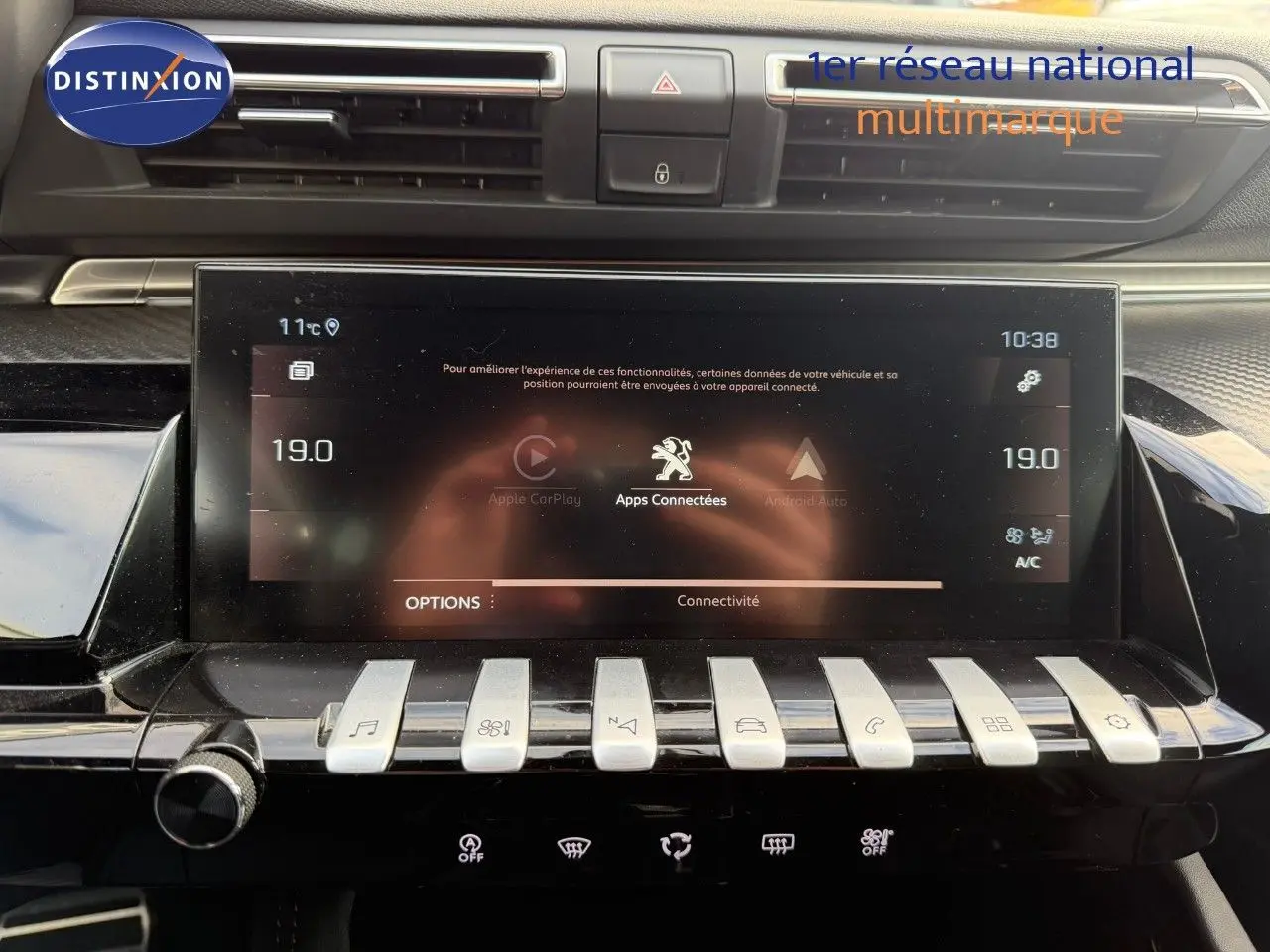 Tableau de bord de Peugeot 508 gris platinium, vue frontale sur l'écran tactile et les commandes piano.