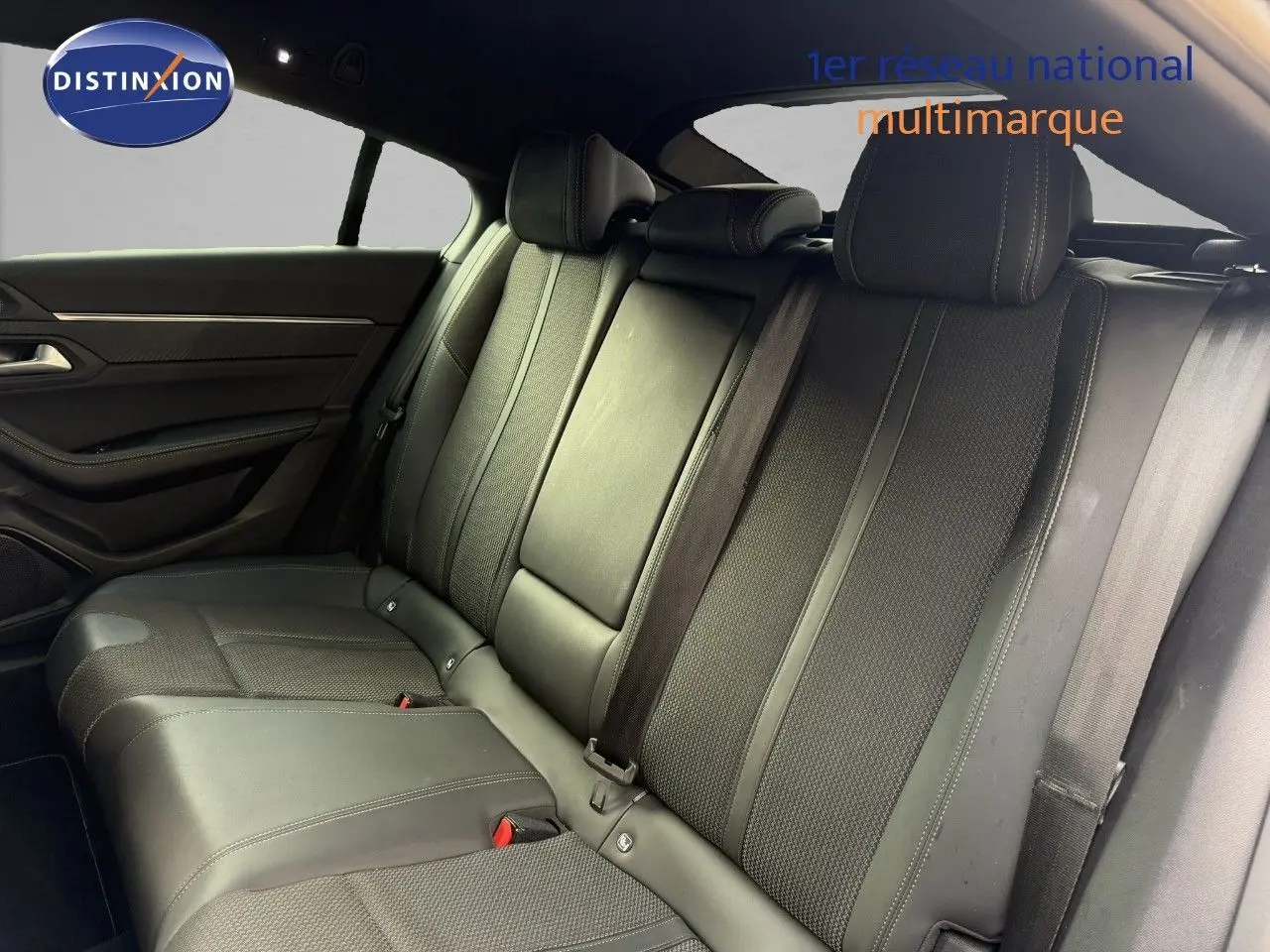 Banquette arrière en cuir noir de la Peugeot 508 II 1.5 BlueHDi 130 GT, vue côté gauche intérieur du véhicule.