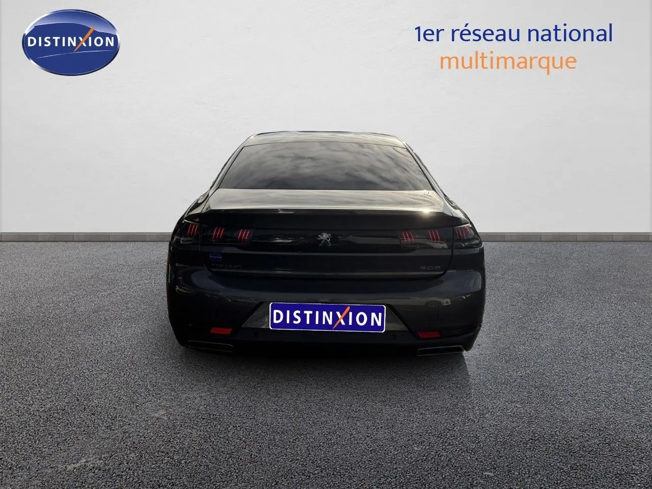Vue arrière d'une Peugeot 508 gris platinium de 2023 avec feux arrière à griffes et plaque Distinxion.
