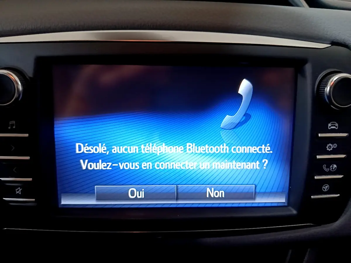 Écran tactile central de la Toyota Yaris blanche 2020 affichant un message de connexion Bluetooth.
